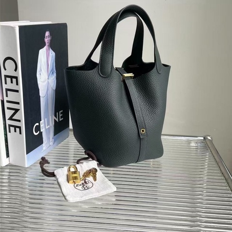 99🆕  W刻  HERMES/爱马仕 祖母绿金扣菜篮子18手提袋  尺寸:18*18*13 ，配件:尘袋 锁 钥匙 好价🉐️