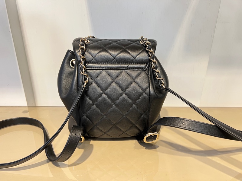 Chanel黑牛皮duma mini 淡金釦後背包-1