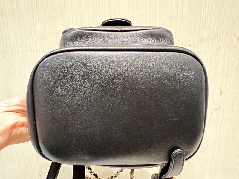 Chanel黑牛皮duma mini 淡金釦後背包-7
