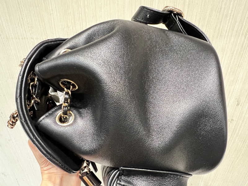Chanel黑牛皮duma mini 淡金釦後背包-8
