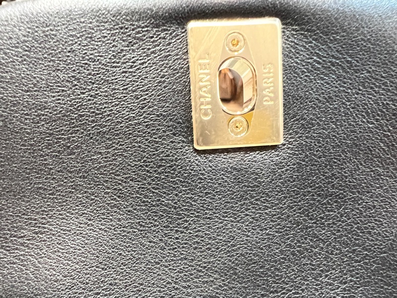 Chanel黑牛皮duma mini 淡金釦後背包-11