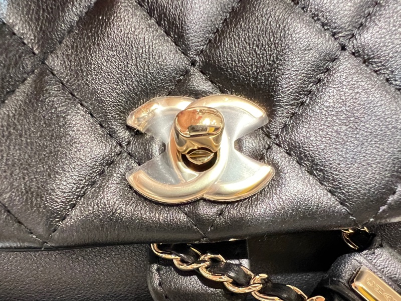 Chanel黑牛皮duma mini 淡金釦後背包-12
