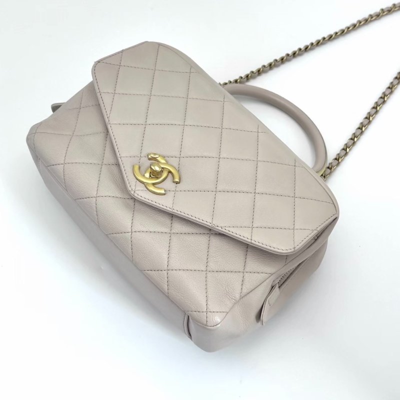 CHANEL 淺粉色金扣郵差相機手提斜背包 22.5*15*9 98新配件保卡塵袋-1