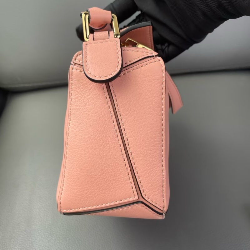 Loewe puzzle mini 櫻花粉幾何包-5