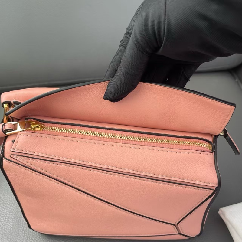 Loewe puzzle mini 櫻花粉幾何包-8