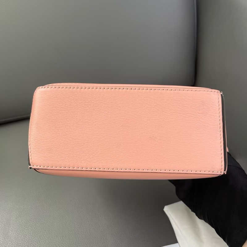 Loewe puzzle mini 櫻花粉幾何包-9