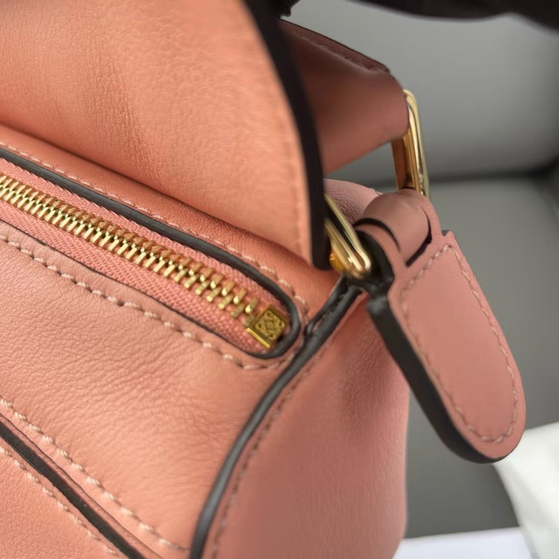 Loewe puzzle mini 櫻花粉幾何包-15