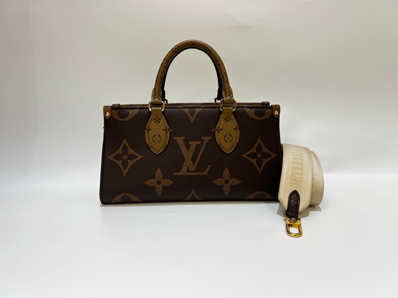 LV on the go east west 手提斜背包-1