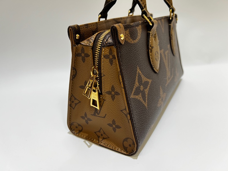 LV on the go east west 手提斜背包-2