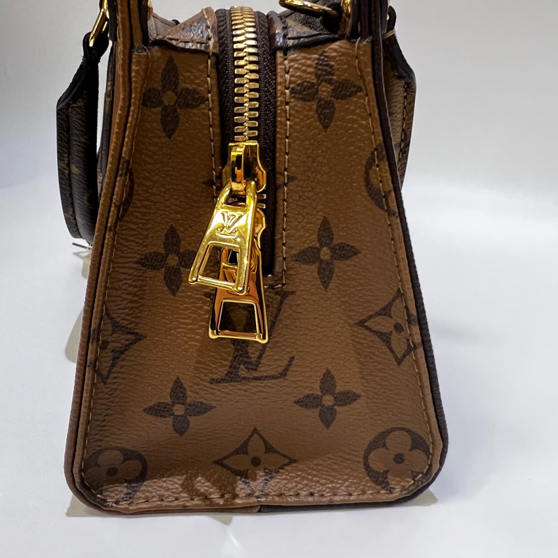 LV on the go east west 手提斜背包-9