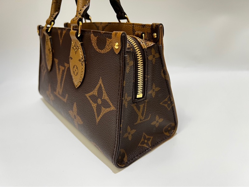 LV 雙色原花金釦On The Go East West手提斜背包M46653-3