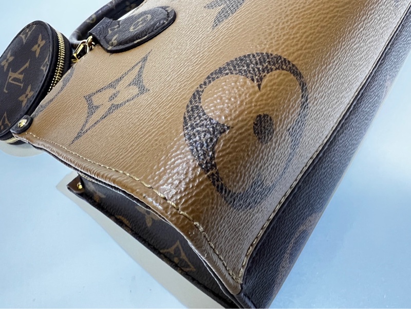 LV 雙色原花金釦On The Go East West手提斜背包M46653-7