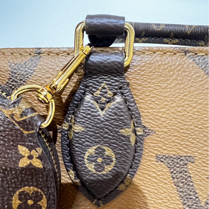 LV 雙色原花金釦On The Go East West手提斜背包M46653-8