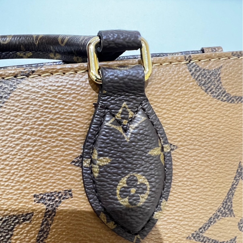 LV 雙色原花金釦On The Go East West手提斜背包M46653-9