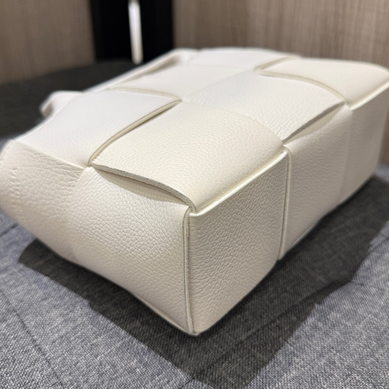 極新 BV Candy Arco 白色大格全皮編織手提包 斜背包-7