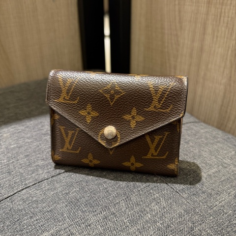 LV M62360 Victorine 粉色老花六卡三折短夾