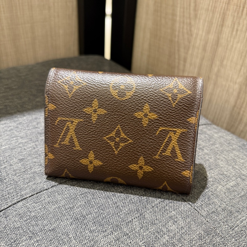 LV M62360 Victorine 粉色老花六卡三折短夾-1
