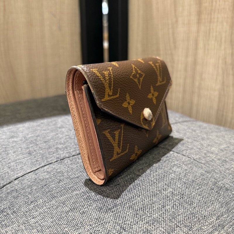 LV M62360 Victorine 粉色老花六卡三折短夾-2