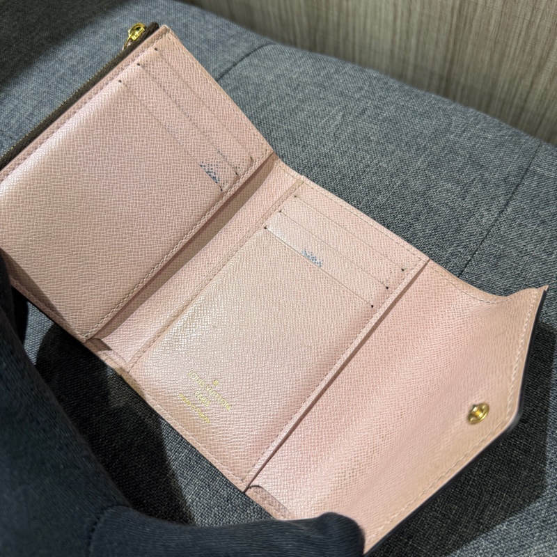 LV M62360 Victorine 粉色老花六卡三折短夾-4