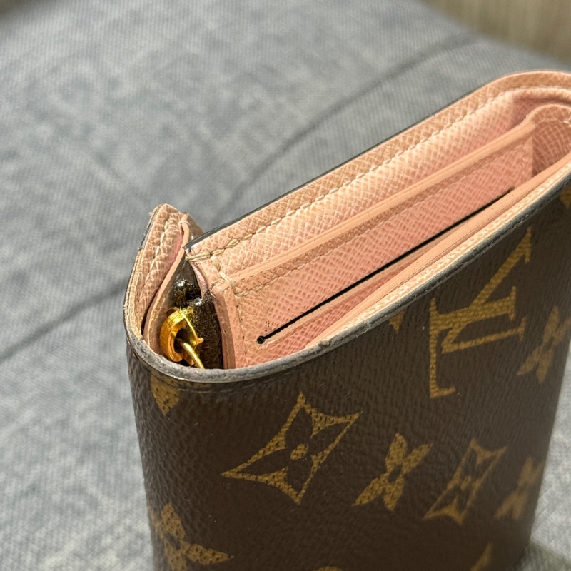LV M62360 Victorine 粉色老花六卡三折短夾-5