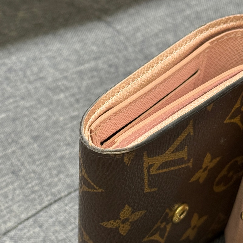 LV M62360 Victorine 粉色老花六卡三折短夾-6