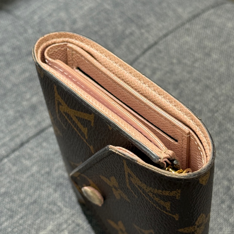 LV M62360 Victorine 粉色老花六卡三折短夾-8