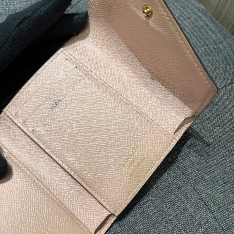 LV M62360 Victorine 粉色老花六卡三折短夾-11