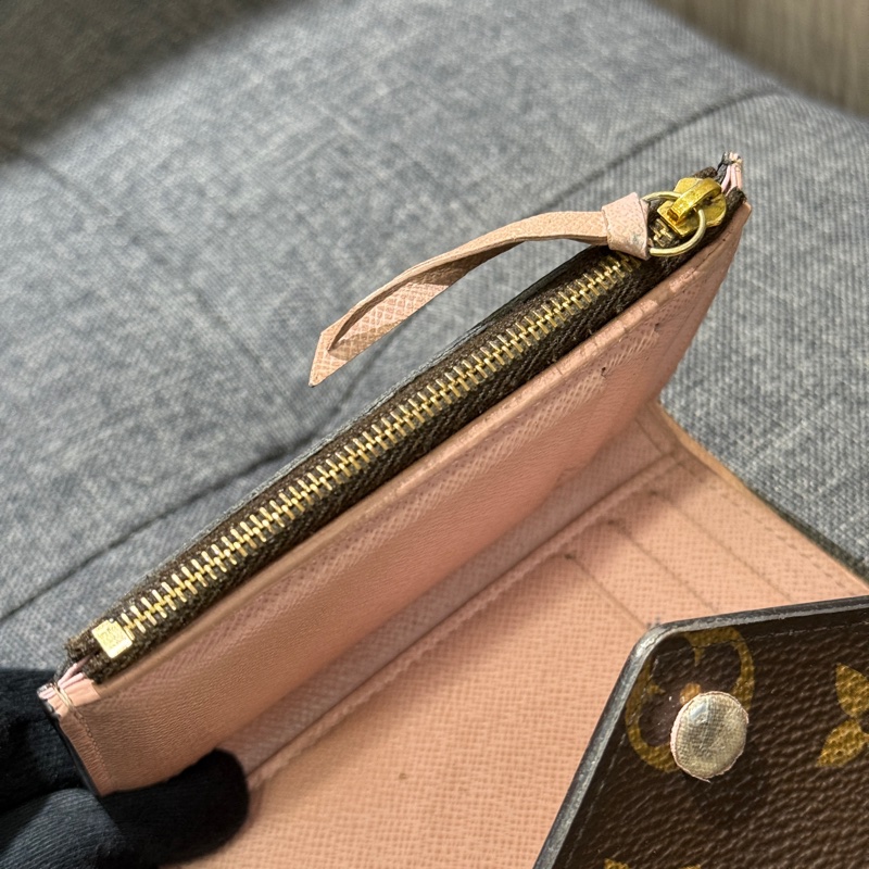LV M62360 Victorine 粉色老花六卡三折短夾-13