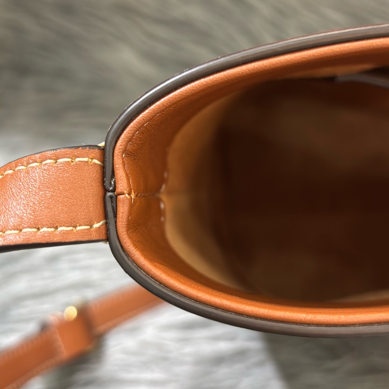 CELINE CUIR TRIOMPHE 113783 凱旋門 摩卡色 牛皮 CUIR TRIOMPHE小號水桶包 肩背包 斜背包 兩用包-17