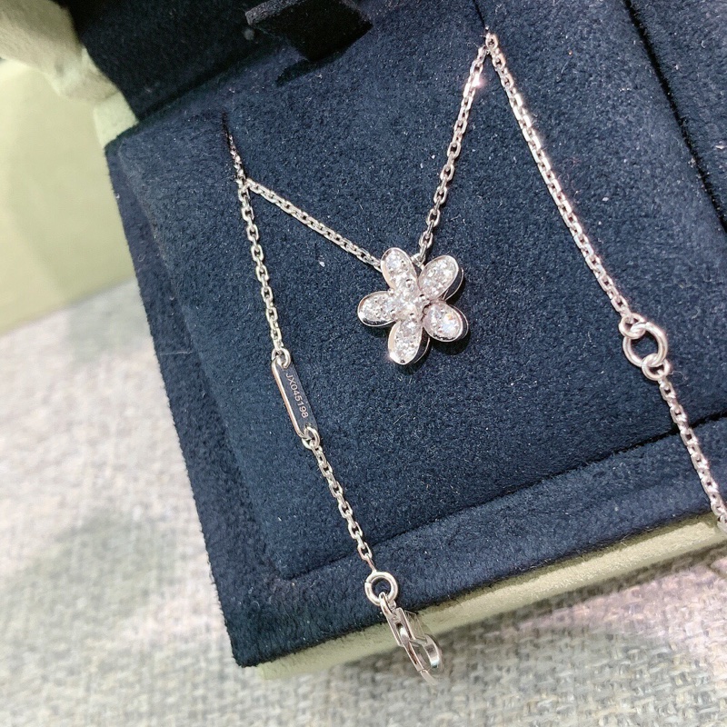 VCA梵克雅寶Socrate白金鑲鑽小花朵項鍊,超乖超可愛!18K白金材質,2018年9月7號購入-0
