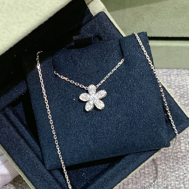 VCA梵克雅寶Socrate白金鑲鑽小花朵項鍊,超乖超可愛!18K白金材質,2018年9月7號購入-1