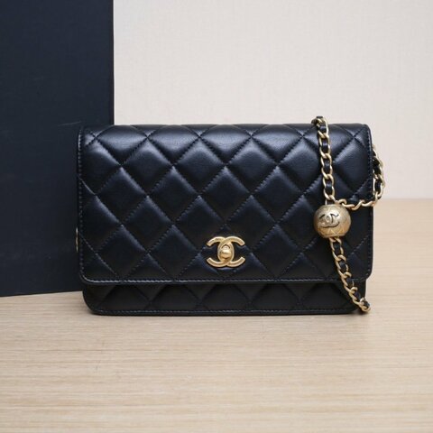 CHANEL CFWOC19黑色羊皮晶片開金扣金球調節扣肩帶肩背包