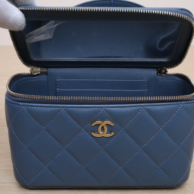 CHANEL 21K手提長盒子化妝包帶鏡子16藍色羊皮鐳射標淺金扣皮手柄肩背包-5