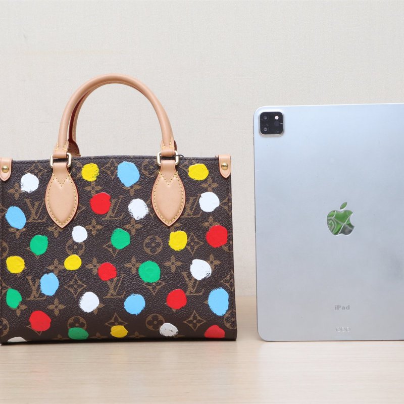 LOUIS VUITTON 彩色PVC晶片Onthego小號25二合一寬肩帶老花草間彌生聯名波點肩背包-1