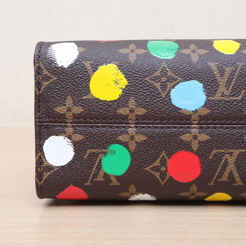 LOUIS VUITTON 彩色PVC晶片Onthego小號25二合一寬肩帶老花草間彌生聯名波點肩背包-2