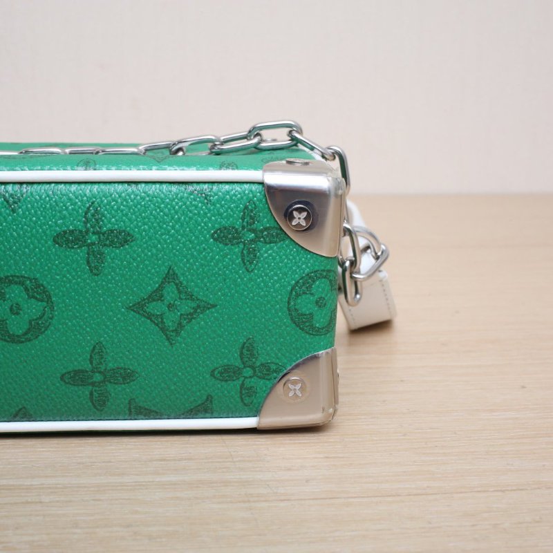 LOUIS VUITTON SoftTrunk軟盒子包迷你18.5綠色PVC晶片膠囊系列肩背包-3