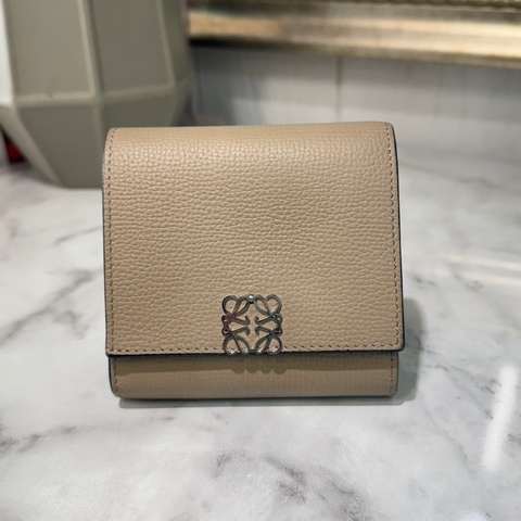 Loewe褐色牛皮Anagram銀釦下蓋L拉6卡短夾