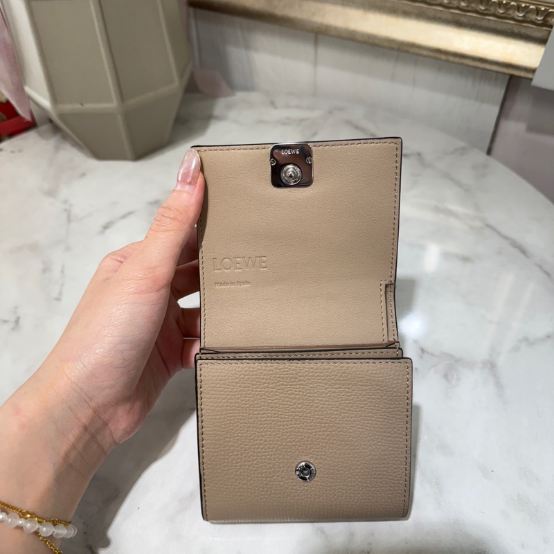 Loewe褐色牛皮Anagram銀釦下蓋L拉6卡短夾-2