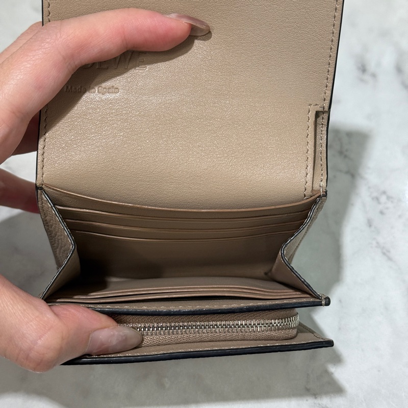 Loewe褐色牛皮Anagram銀釦下蓋L拉6卡短夾-3