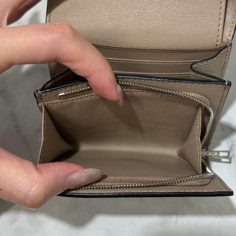 Loewe褐色牛皮Anagram銀釦下蓋L拉6卡短夾-4