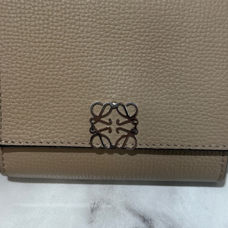 Loewe褐色牛皮Anagram銀釦下蓋L拉6卡短夾-9