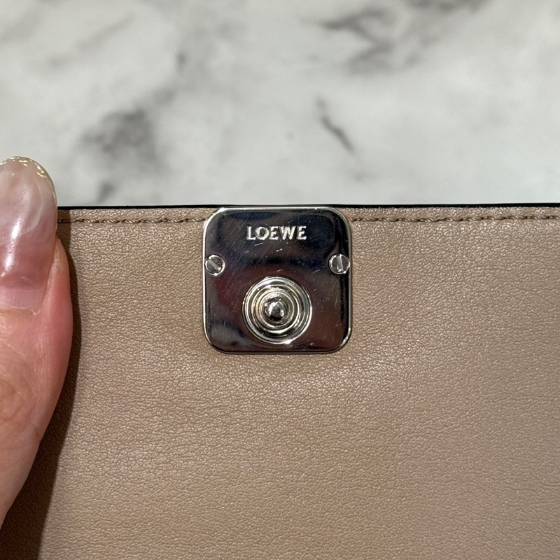Loewe褐色牛皮Anagram銀釦下蓋L拉6卡短夾-10