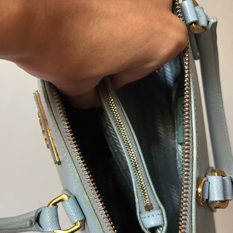 PRADA Saffiano Lux 淺藍色精品包-6