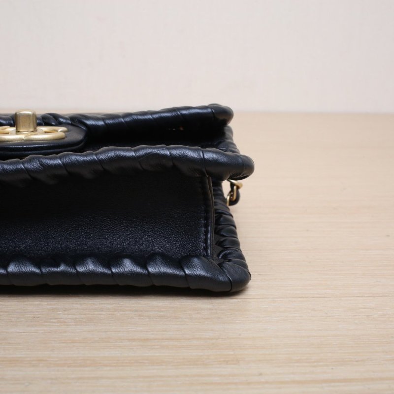 CHANEL 黑色羊皮晶片開金扣22C錢幣豆腐包18.5肩背包-3
