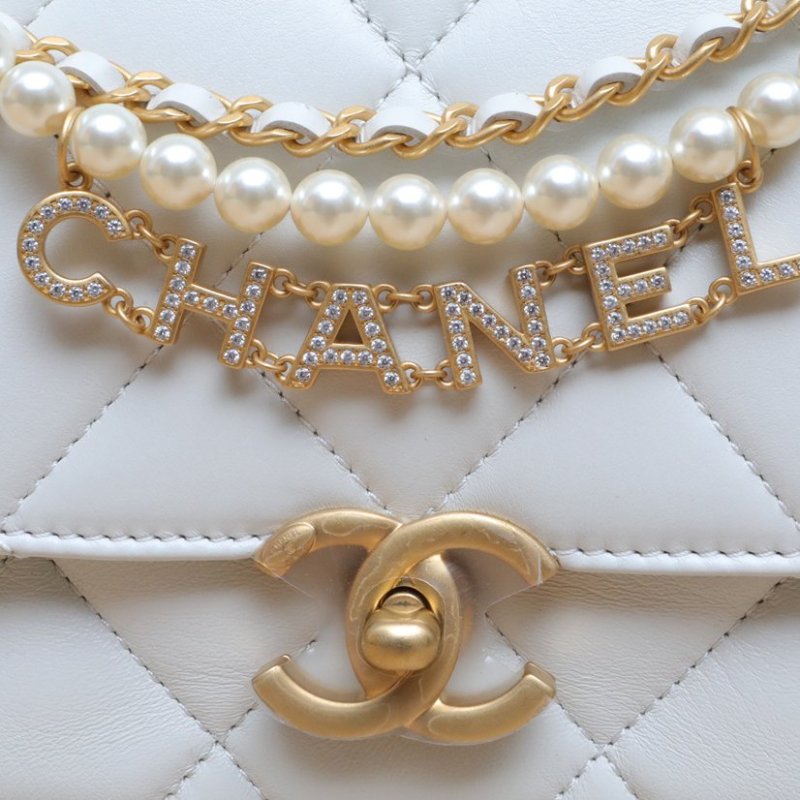CHANEL 24A口蓋包/22白色羊皮晶片開金扣字母水鑽珍珠皮穿雙手柄肩背包-4