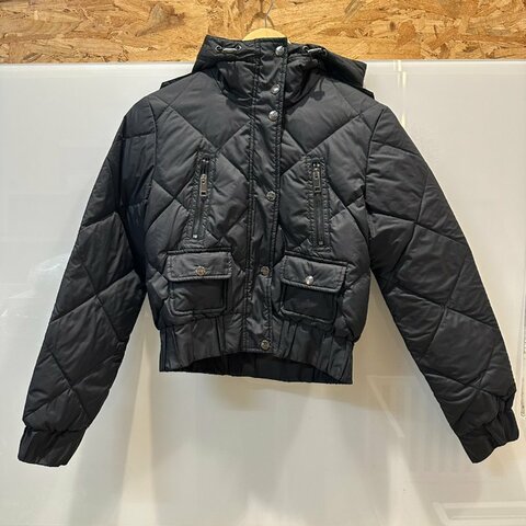 【美收精品】BURBERRY 黑色羽絨短版外套 4-147【隔月月中將轉賣至日本 上架期限30天】