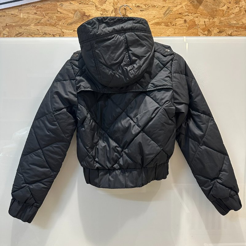 【美收精品】BURBERRY 黑色羽絨短版外套 4-147【隔月月中將轉賣至日本 上架期限30天】-1
