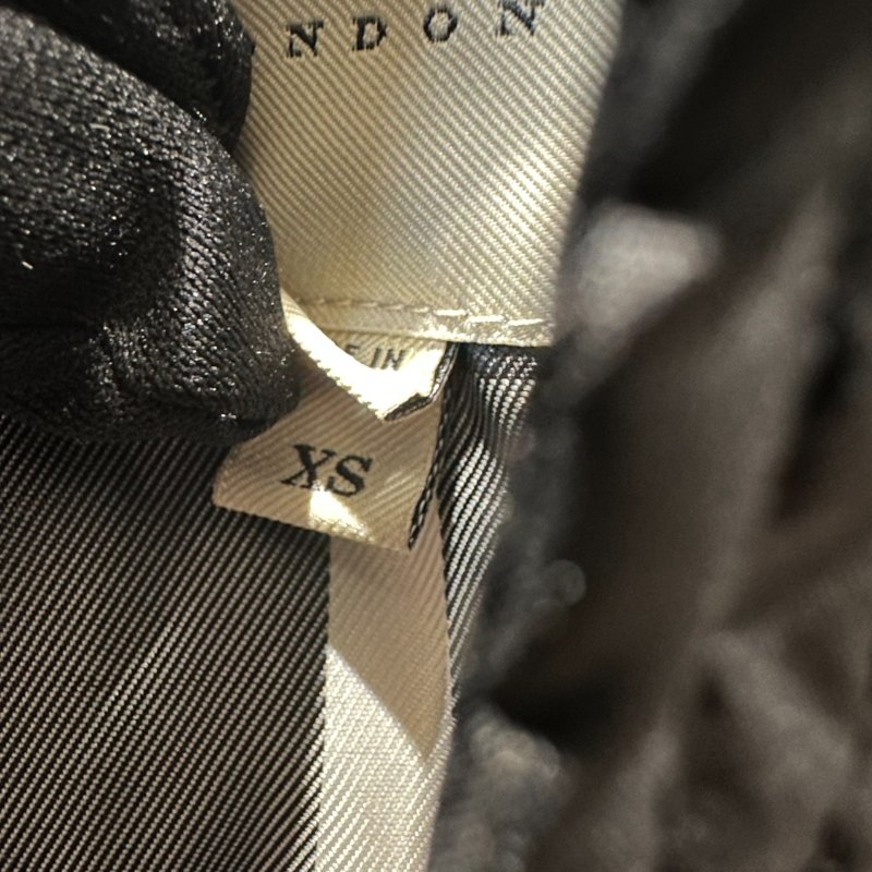【美收精品】BURBERRY 黑色羽絨短版外套 4-147【隔月月中將轉賣至日本 上架期限30天】-4