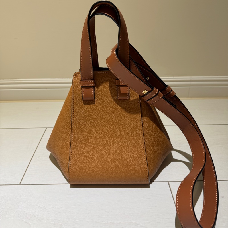 LOEWE Hammock small 柔軟粒面小牛皮 焦糖色-1