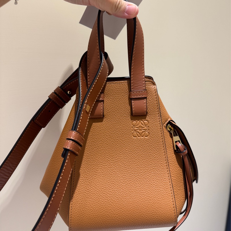 LOEWE Hammock small 柔軟粒面小牛皮 焦糖色-2